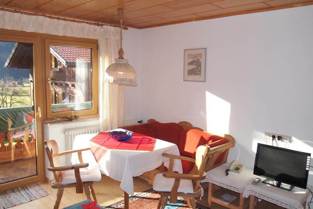 Haus Bergwelt Lägenhet Grän Rum bild